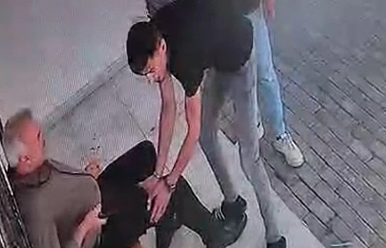 Elazığ'da muhtarlıkta silahlı saldırı kamerada: muhtar yaralandı