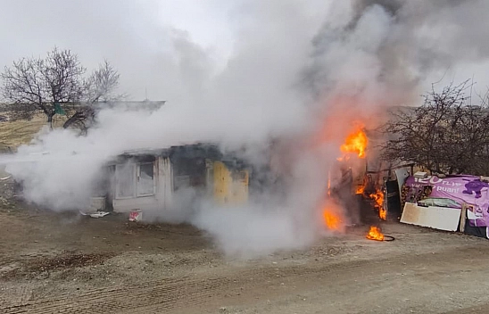 Elazığ'da odunluk deposunda çıkan yangın kısa sürede söndürüldü
