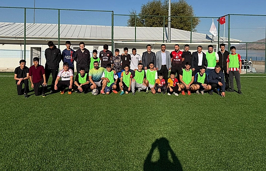 Elazığ'da Öğrenciler ve aileleri futbol maçı yaptı, ortaya renkli görüntüler çıktı