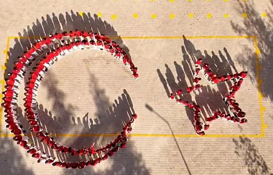 Elazığ'da öğrencilerden gururlandıran Ay Yıldız koreografisi