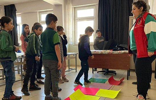Elazığ'da Öğrencilere Sek Sek Oyunu İle Öfke Çözme Yöntemi Eğitimi Verildi