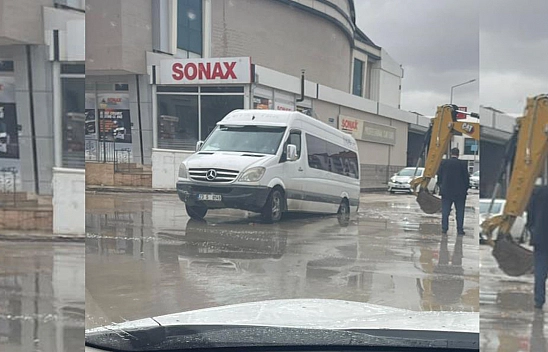 Elazığ'da Okul Servisi Çukura Düştü!
