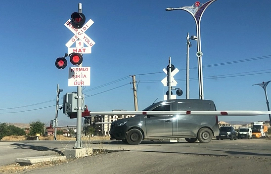 Elazığ'da ölümle burun buruna: Bariyerleri hiçe saydılar
