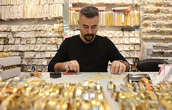 Elazığ'da örnek hareket: poşet dolusu Altını, sahiplerine teslim etti