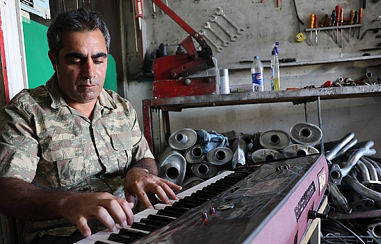 Elazığ'da oto tamir ustası nota bilgisi olmadan müzik yapıyor