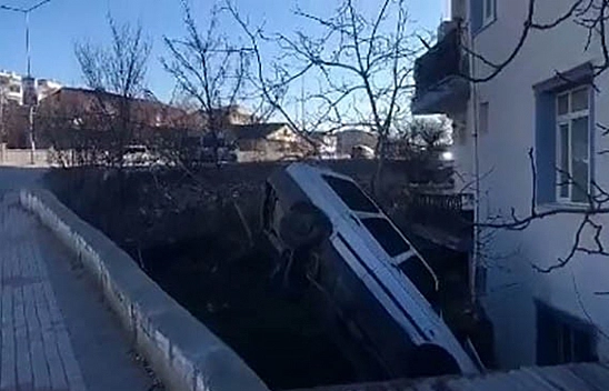 Elazığ'da Otomobil Apartman Bahçesine Uçtu