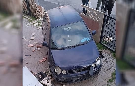 Elazığ'da Otomobil Apartman Bahçesine Daldı