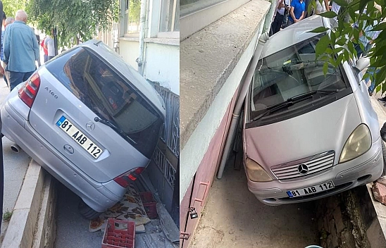 Elazığ'da Otomobil Apartman Boşluğuna Düştü