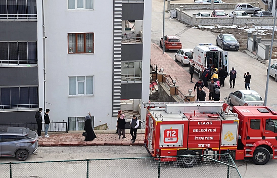 Elazığ'da otomobil apartman boşluğuna uçtu!