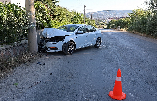Elazığ'da Otomobil Beton Direğe Çarptı