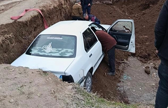 Elazığ'da otomobil çukura düştü