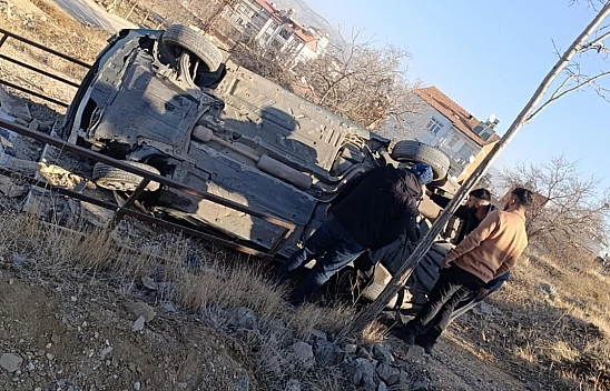 Elazığ'da otomobil devrilerek kaza yaptı