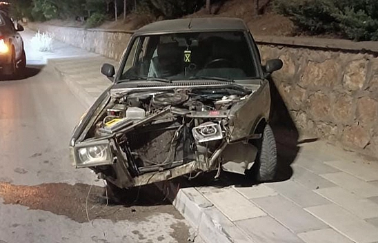 Elazığ'da otomobil duvara çarptı!