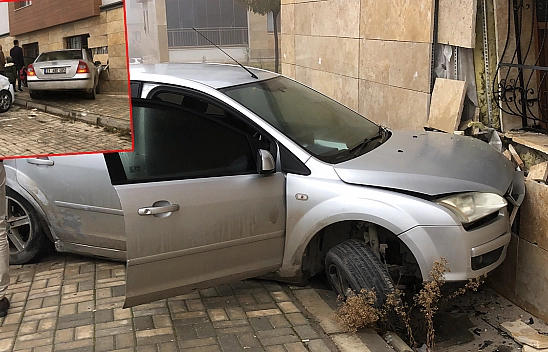 Elazığ'da otomobil evin duvarına çarptı