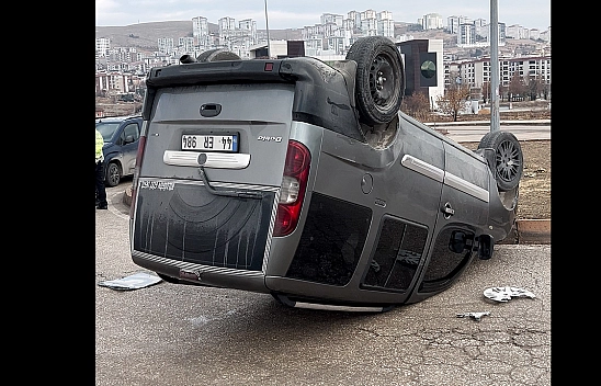 Elazığ'da otomobil ile hafif ticari araç çarpıştı