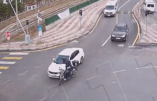Otomobil İle Motosikletin  Çarpışma anı Güvenlik Kamerasında