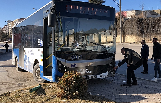 Elazığ'da otomobil ile otobüs çarpıştı
