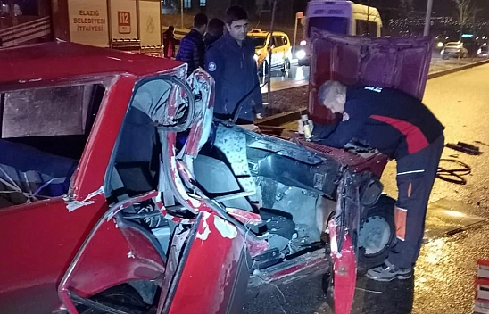 Elazığ'da Otomobil Park Halindeki Tırın Altına Girdi!