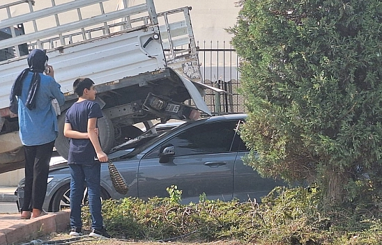 Elazığ'da otomobil pikabın altına girdi: 1 yaralı