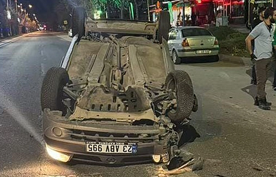 Elazığ'da otomobil takla attı