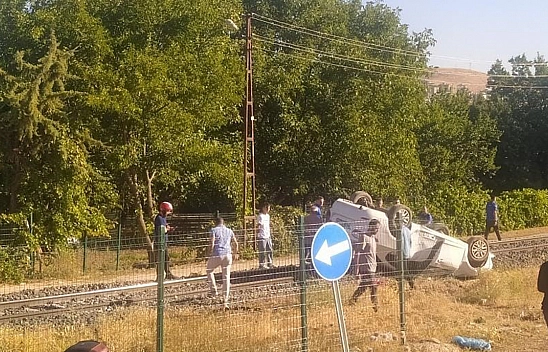 Elazığ'da otomobil takla attı