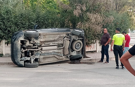 Elazığ'da otomobil yan devrildi