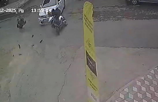 Elazığ'da otomobile çarpan motosikletli havada takla attı