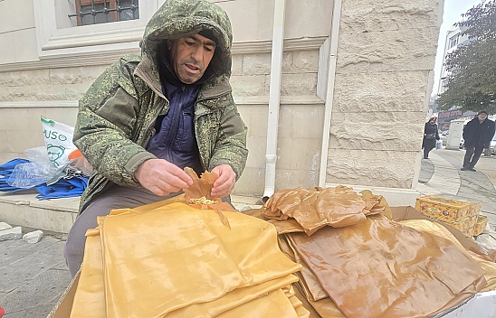 Elazığ'da özel toprakla mayalanan kış tatlısı 'pestil' tezgahlarda