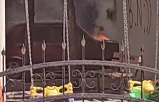 Elazığ'da park halindeki araç alev aldı