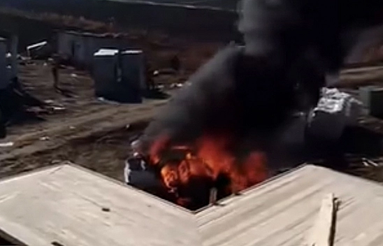 Elazığ'da park halindeki araç alev topuna döndü