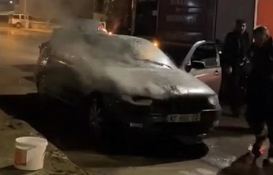 Elazığ'da Park Halindeki Otomobil Alev Alev Yandı!