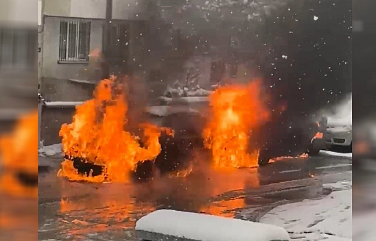 Elazığ'da park halindeki otomobiller alev topuna döndü