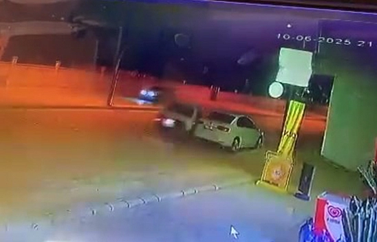 Elazığ'da  Park halindeki otomobile çarpıp kaçtı