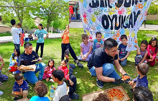 Elazığ'da Parkta Eğlenen Çocuklara Pizza Sürprizi