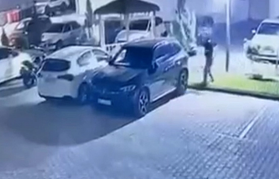 Elazığ'da pes dedirten olay! Aracın camını kırdılar