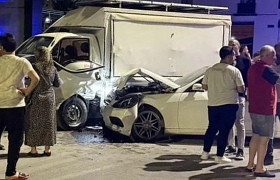 Elazığ'da pikap ile otomobil çarpıştı