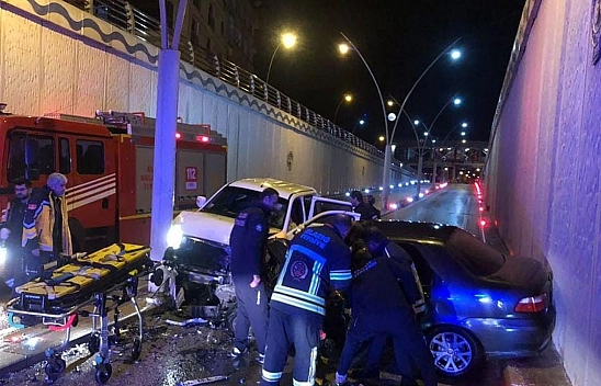 Elazığ'da Pikap Otomobile Çarptı