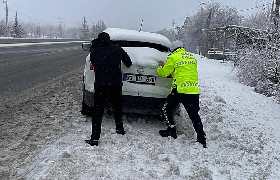 Elazığ'da polis yolda kalan vatandaşların yardımına yetişti