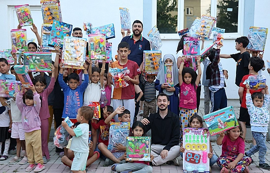 Elazığ'da Rojin Kabaiş anısına, çocuklara oyuncak dağıtıldı
