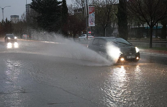 Elazığ'da Sağanak Yağış Etkili Oldu