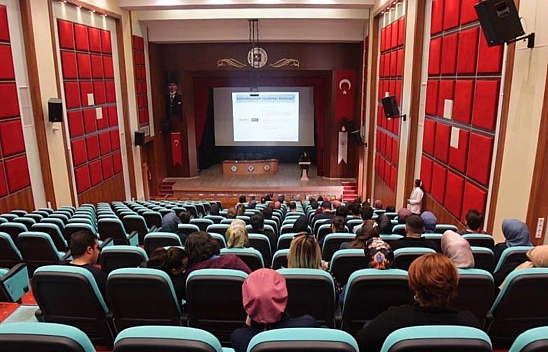 Elazığ'da sağlık personellerine zatürre hastalığı anlatıldı