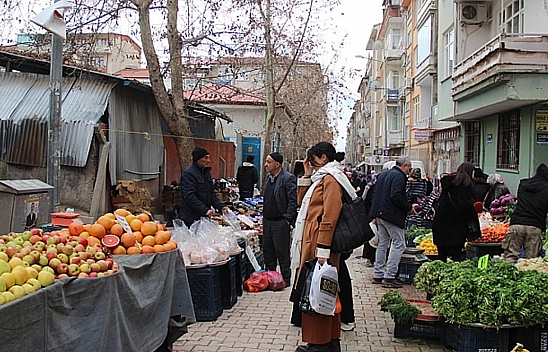 Elazığ'da fiyatları duyan pazara koşuyor