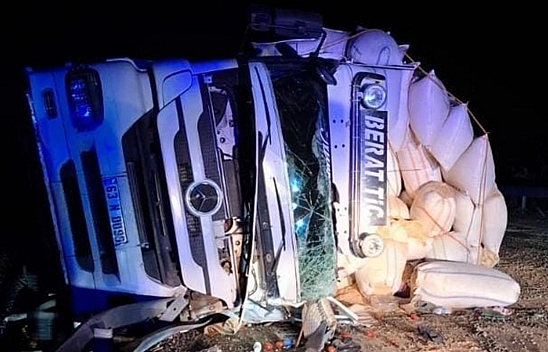 Elazığ'da saman yüklü kamyon devrildi: 1 yaralı