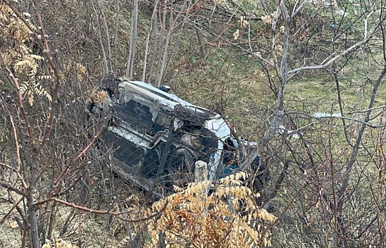 Elazığ'da şarampole yuvarlanan Araç sürücüsünün zor anları