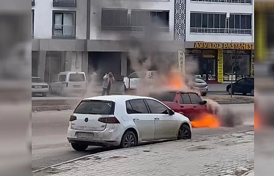 Elazığ'da seyir halinde giden otomobil alev aldı