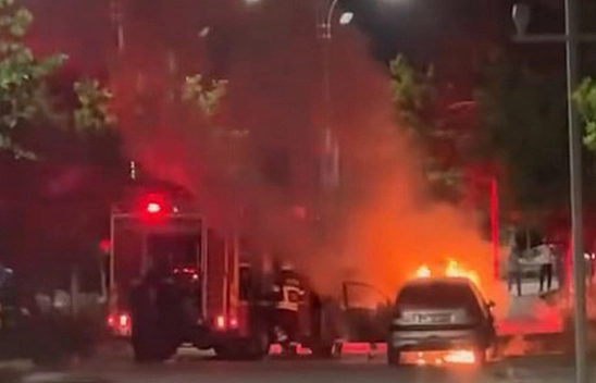 Elazığ'da seyir halindeki araç alev aldı