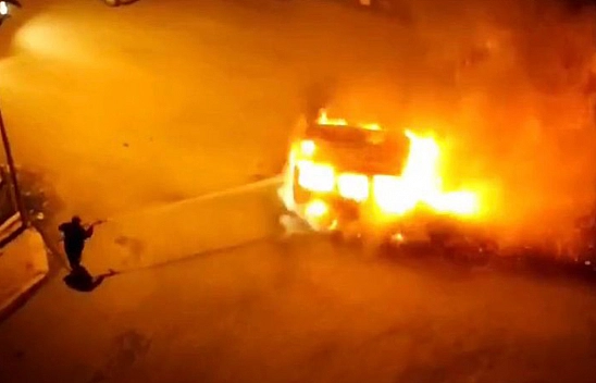 Elazığ'da Seyir Halindeki Hafif Ticari Araç Alev Alev Yandı