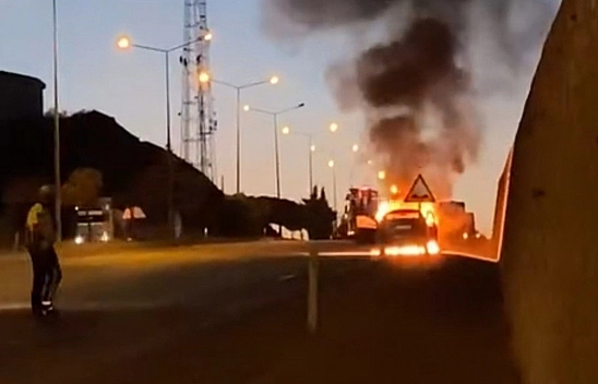 Elazığ'da seyir halindeki otomobil alev aldı