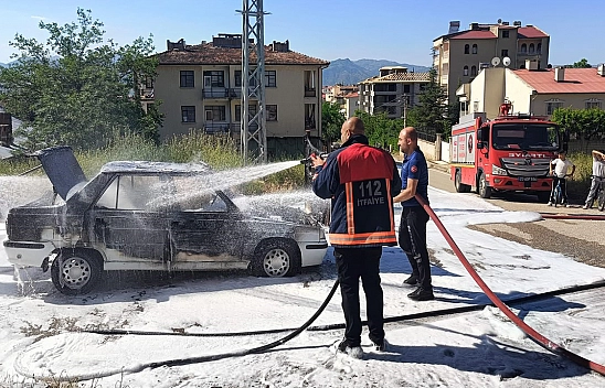 Elazığ'da seyir halindeki otomobil alev aldı