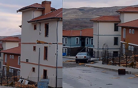 Elazığ'da Şiddetli Fırtına  Çatıları Uçurdu